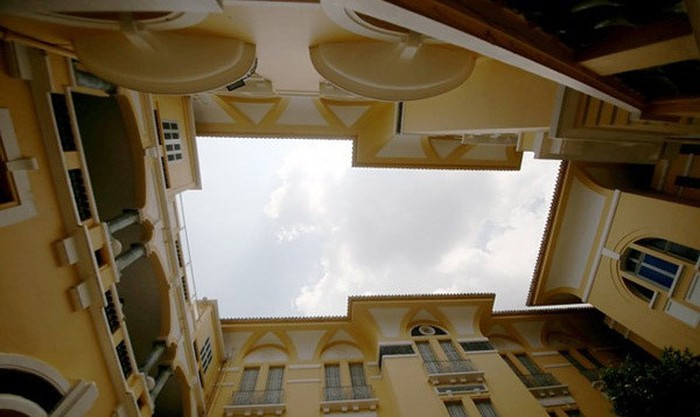 Tòa nhà đồ sộ cao 4 tầng, có bố cục đăng đối, gồm hai dãy nhà ngang và hai dãy nhà dọc khép kín tạo thành một giếng trời ở giữa. Ảnh: Zing.