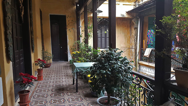 Nội thất biệt thự như sàn, cột, đồ đều bằng gỗ lim. Ảnh: Vietnamnet.