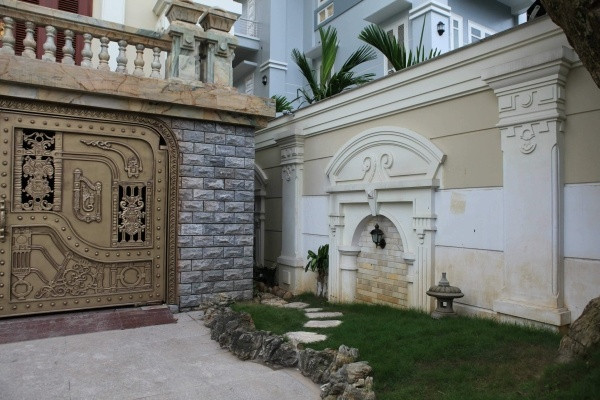 Hệ thống cổng hàng rào được đúc bằng gang, có độ bền lên đến hàng trăm năm, chịu được khí hậu khắc nghiệt của thời tiết. Ảnh: Người đưa tin.