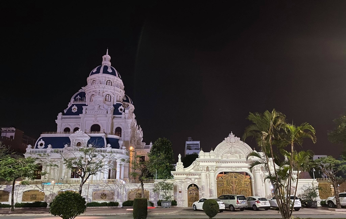 "Lâu đài" được thiết kế theo phong cách Châu Âu với hệ thống cổng, tường kiên cố, có hệ thống camera an ninh giám sát chặt chẽ. Ảnh: Vietnamnet.