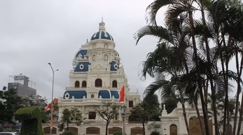 Nơi ở của đại gia Ngô Văn Phát là một toà lâu đài nguy nga nằm trên đường Lê Hồng Phong (TP Hải Phòng). Ảnh: Congan.
