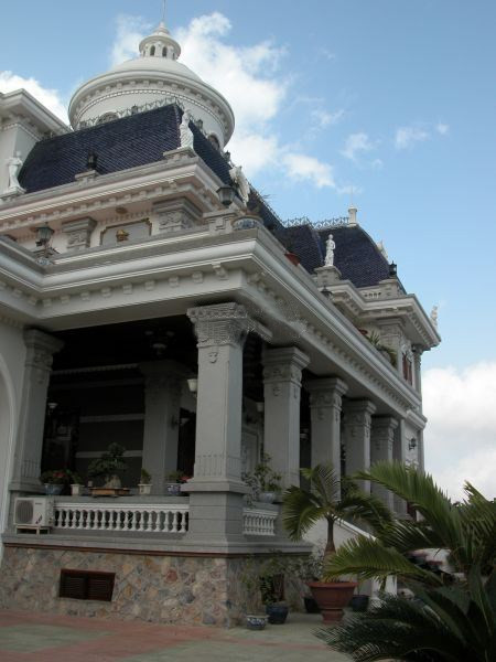 Mái vòm tròn, dốc kết hợp với hệ thống cảnh quan sân vườn tạo không gian sang trọng. Ảnh: Motthegioi.