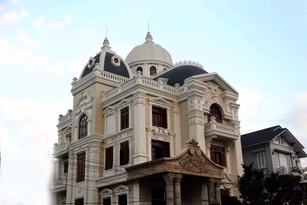 Hoàn thành từ năm 2010, lâu đài Tạo - Phượng tọa lạc trên khu Ngã 5 - Sân bay Cát Bi - Hải Phòng, có một sức hút rất riêng biệt và độc đáo. Ảnh: Người đưa tin.