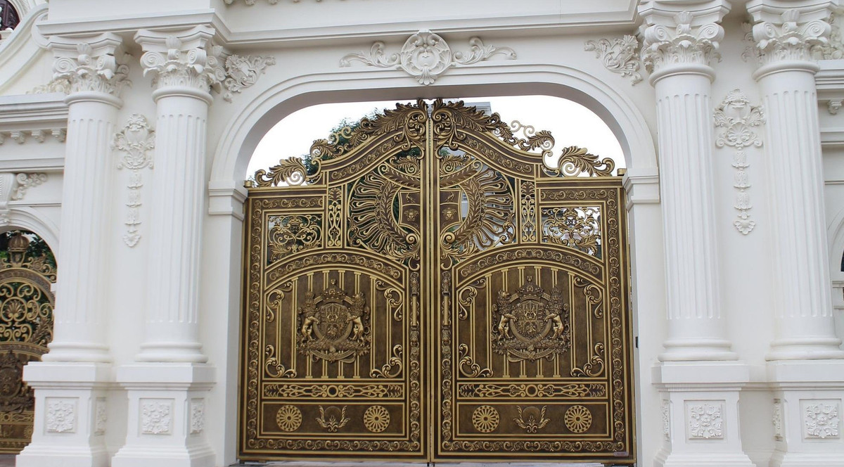 Ngôi nhà có họa tiết đẹp, cổng ra vào đều làm bằng đồng khối. Ảnh: Congan.