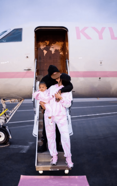 Gia đình Kylie hạnh phúc bên phi cơ riêng.