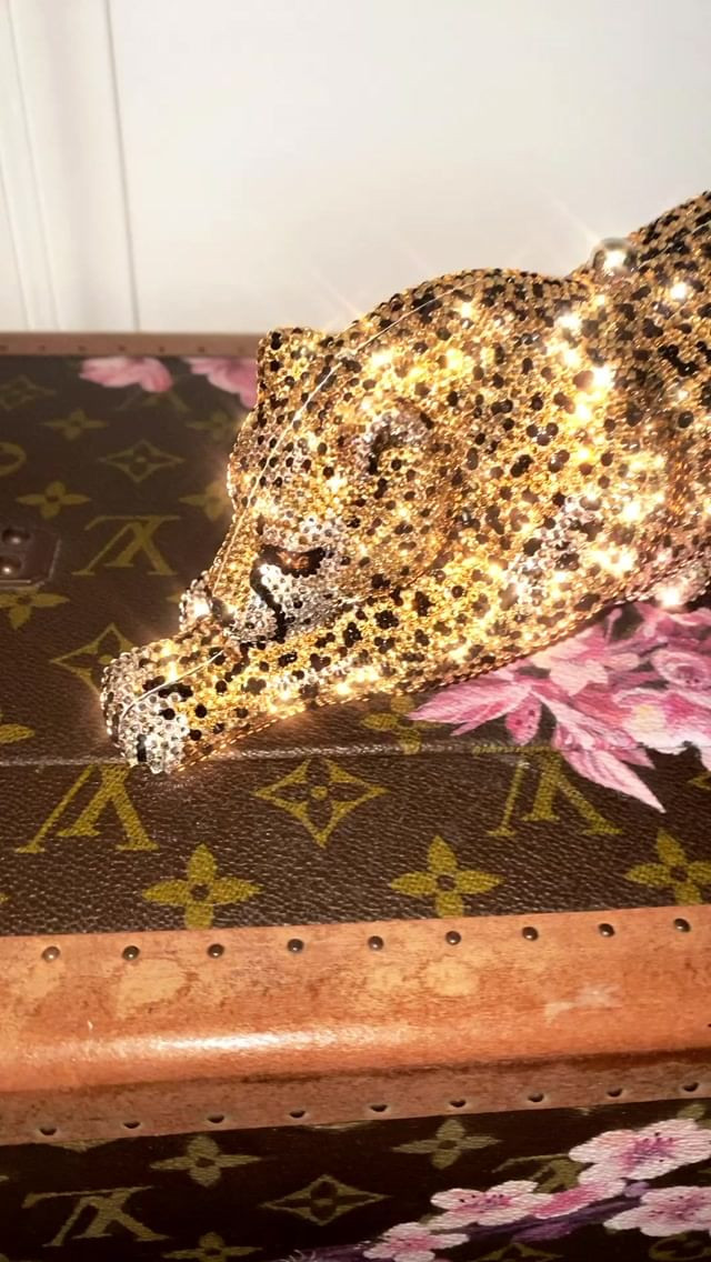 Ngoài thú chơi biệt thự, tỷ phú Kylie Jenner còn vô cùng hào phóng với bạn bè và người thân. Cô từng tặng các chị em túi Cheteeah pha lê của Judith Leiber trị giá 5,495 USD.