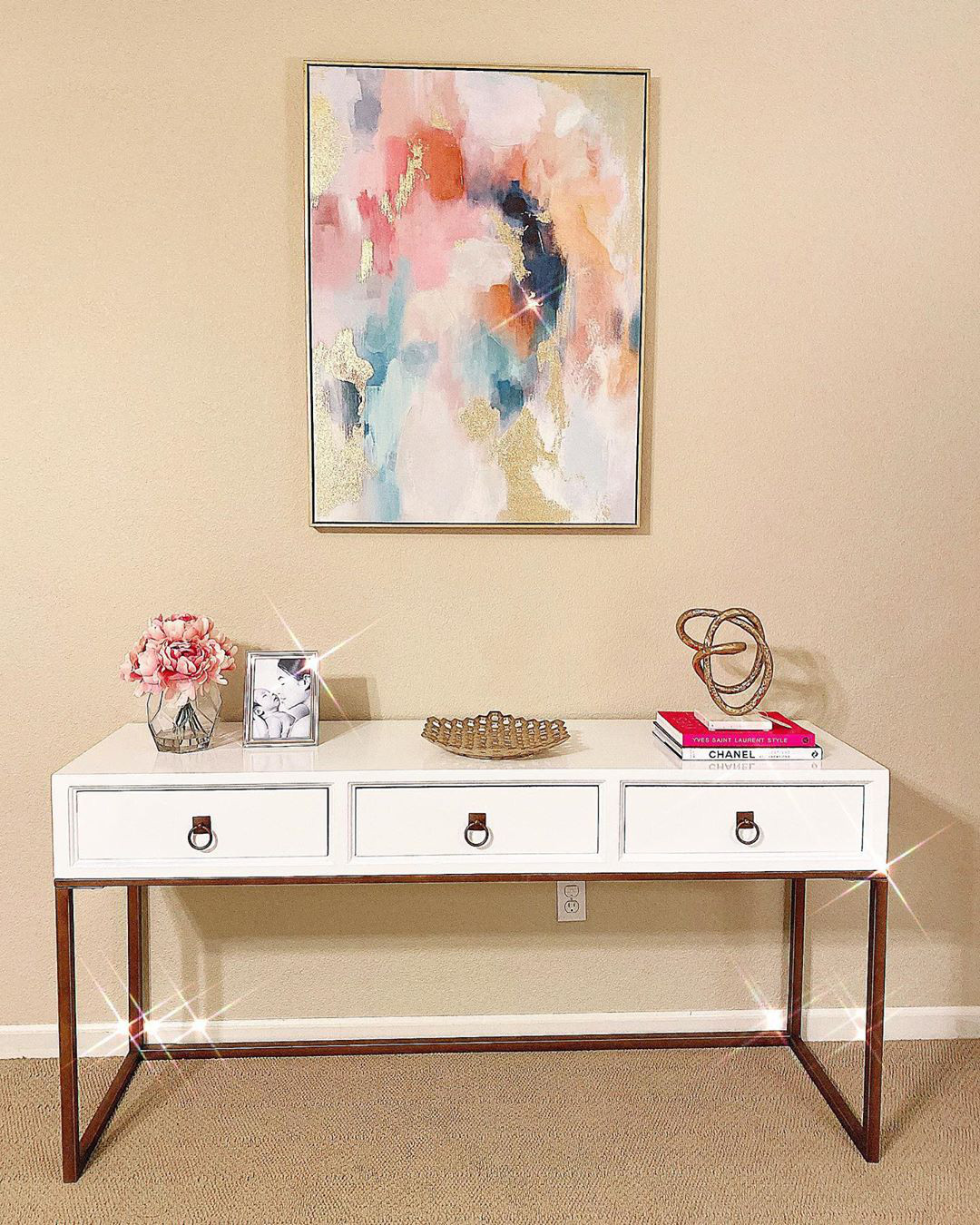 Phong cách tối giản với những món đồ đắt đỏ cho thấy sự giàu có của gia chủ.