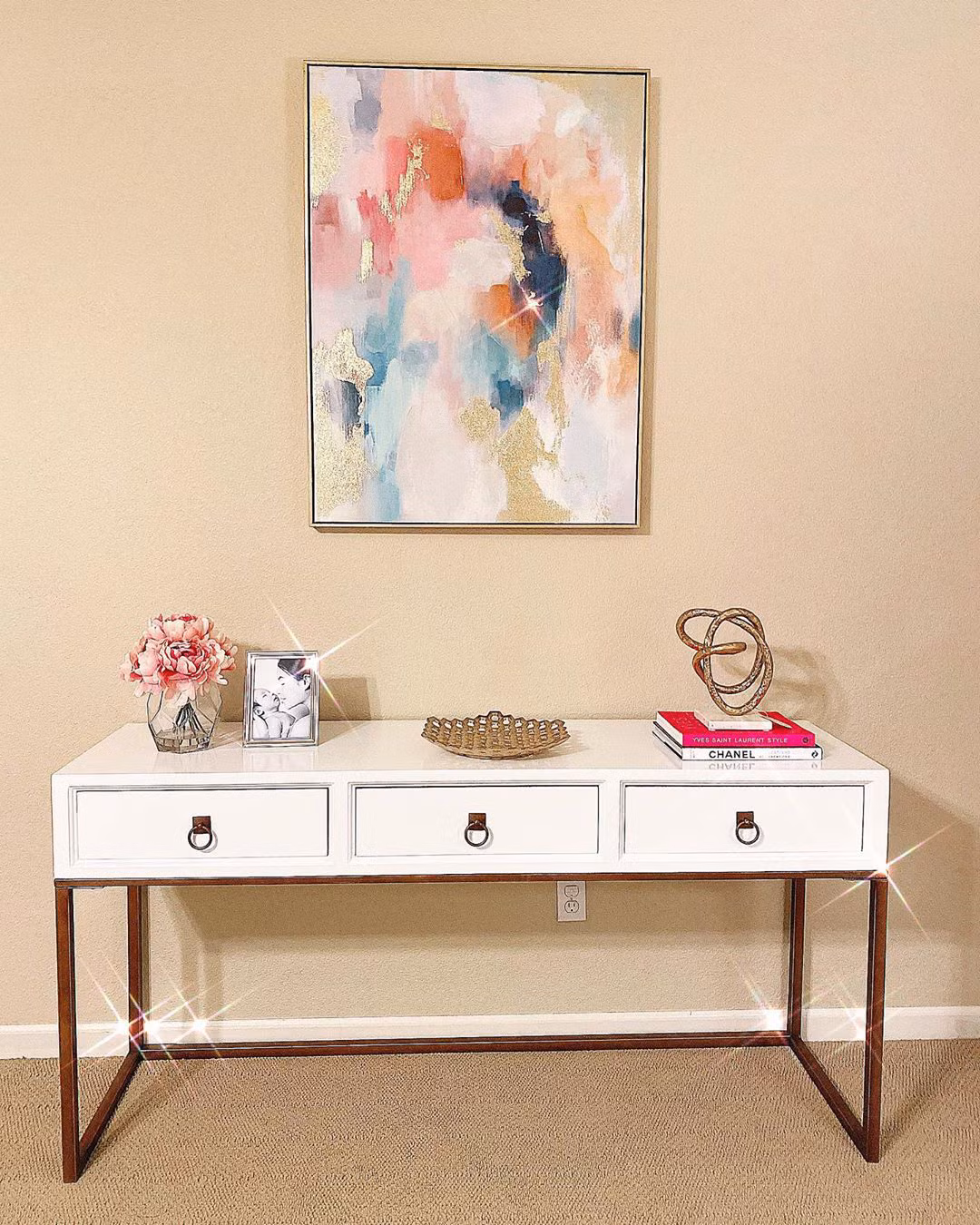 Phong cách tối giản với những món đồ đắt đỏ cho thấy sự giàu có của gia chủ.