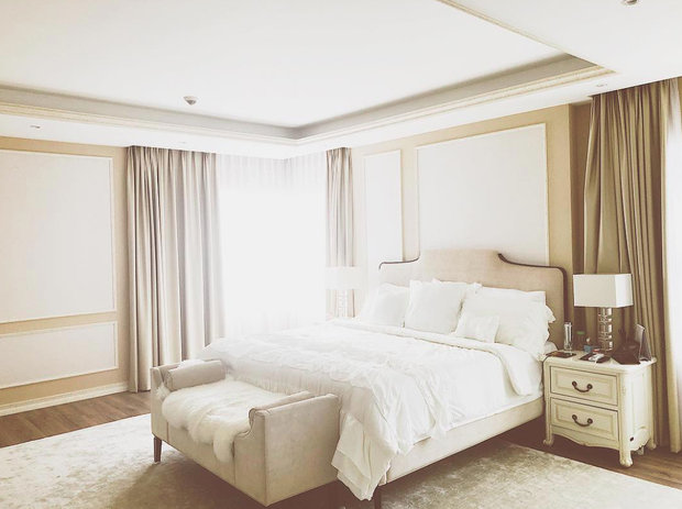 Phòng ngủ giản dị với gam màu trắng chủ đạo nhưng không kém phần tinh tế, sang trọng.