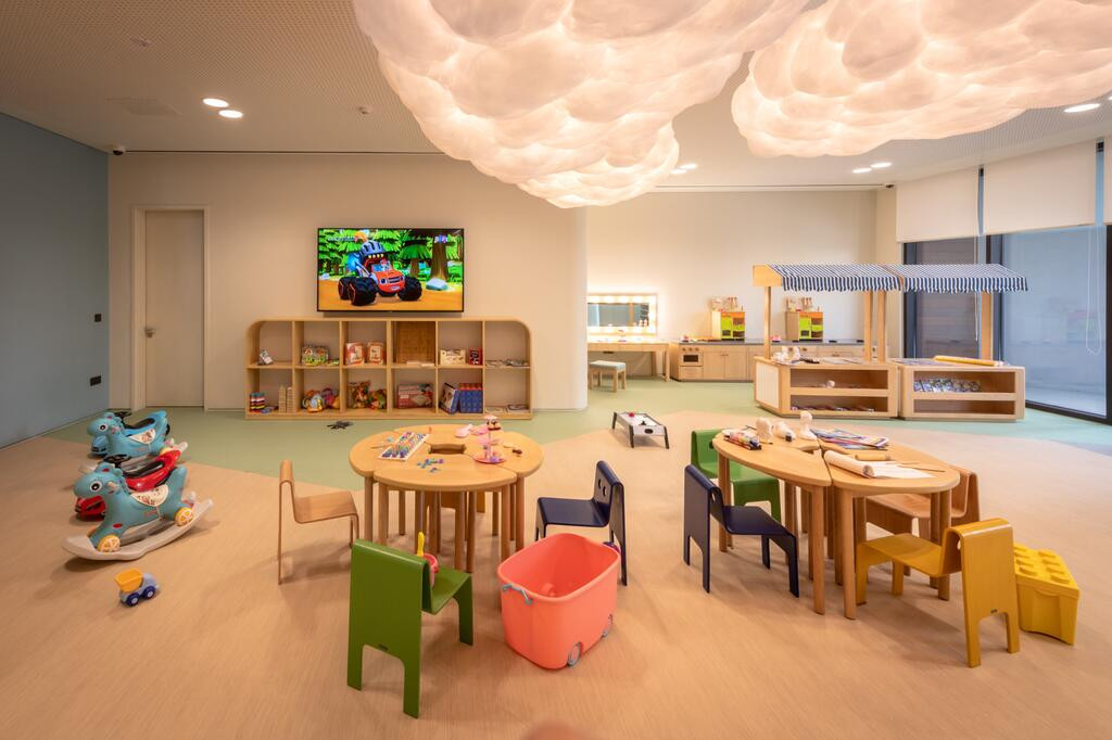 Ngoài ra, khách sạn còn có khu vui chơi cho trẻ em.