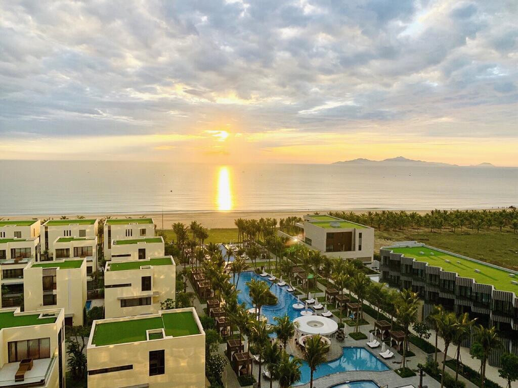 Trong khi nghỉ dưỡng có hệ thống 04 hồ bơi ngoài trời trải dài ra biển bao gồm hồ bơi trẻ nhỏ kèm bể cát nhân tạo, hồ bơi trẻ em, hồ bơi gia đình và hồ bơi vô cực dành cho người lớn.