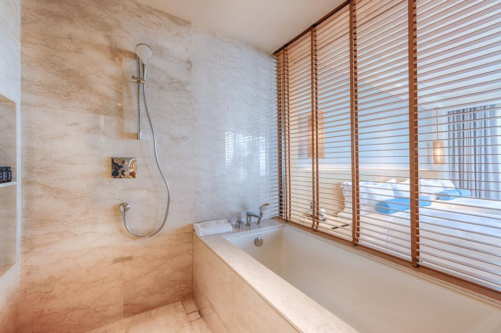 Phòng tắm hiện đại.