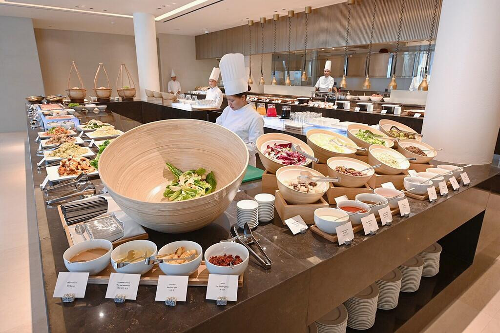 Khu ẩm thực với đủ các món ăn địa phương và quốc tế. Nguồn ảnh: Booking. Video: Độc đáo cách tạo lối vào nhà. Nguồn: VTC1