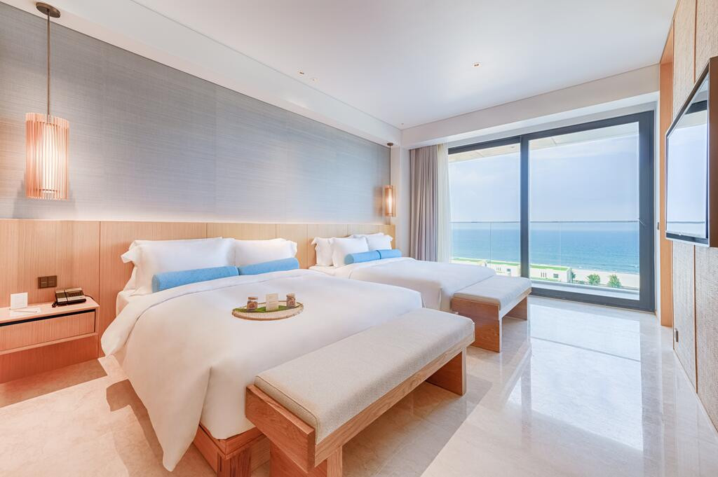 Khách sạn cao cấp này bao gồm 309 phòng lưu trú với tầm nhìn hướng ra biển và bán đảo Sơn Trà.