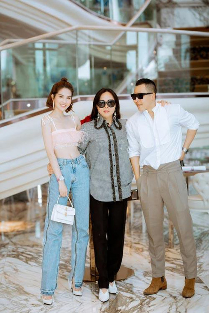 Phượng Chanel kết thân với nhiều sao Việt đình đám như Vũ Khắc Tiệp, Ngọc Trinh...và các hoa hậu quý bà, từ Giáng My, Thu Hương đến Diễm My, Thanh Mai.