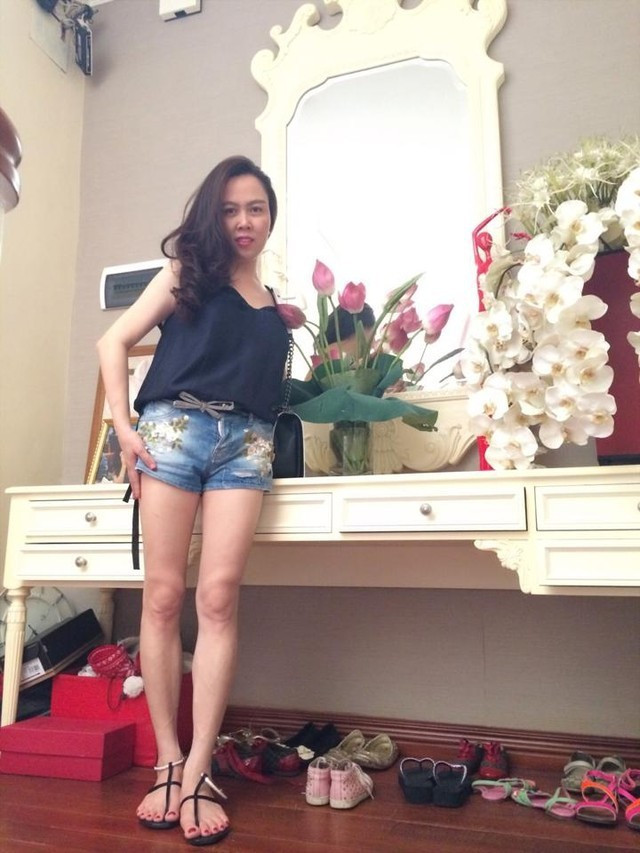 Trên Facebook cá nhân, nữ doanh nhân Phượng Chanel khiến nhiều người ghen tỵ bởi các bộ sưu tập túi xách, giày dép, phụ kiện và áo đầm các loại của Channel.