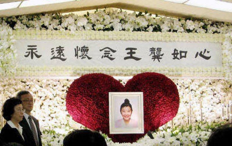 Đáng chú ý, cuộc đời bà sống tiết kiệm nhưng khi qua đời, người thân tổ chức đám tang tốn kém. Riêng số tiền mua hoa trang trí lễ đường lên đến hàng triệu USD. Nguồn ảnh: Sohu, Asianews Video: Người Việt nào giàu hơn tỷ phú Phạm Nhật Vượng? Nguồn" VTC14