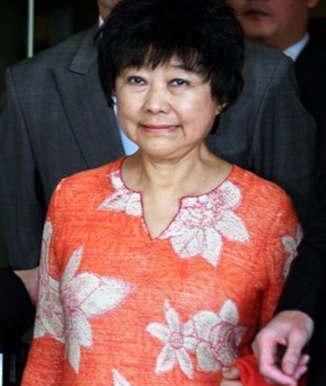 Tuy nhiên, con đường để đến với việc được nhận toàn bộ số gia sản khổng lồ đó không hề dễ dàng. Tỷ phú này phải trải qua cuộc chiến pháp lý kéo dài 8 năm để giành quyền thừa kế với bố chồng.