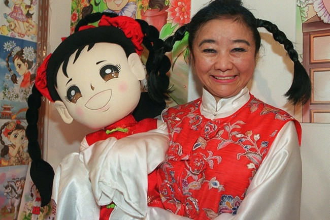 Bà thích những nhãn hiệu rẻ tiền và đồ ăn nhanh hơn là quần áo hàng hiệu và những nhà hàng 5 sao.