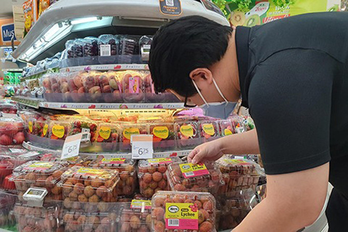 Tại đây, vải thiều Việt Nam được bán với giá 5 SGD/kg (tương đương 83.000 đồng/kg) trong tuần đầu tiên (mức giá khuyến mại) và tăng trở lại mức 6 SGD/kg (khoảng 100.000 đồng/kg) ngay trong tuần tiếp theo. Ảnh: TTXVN.