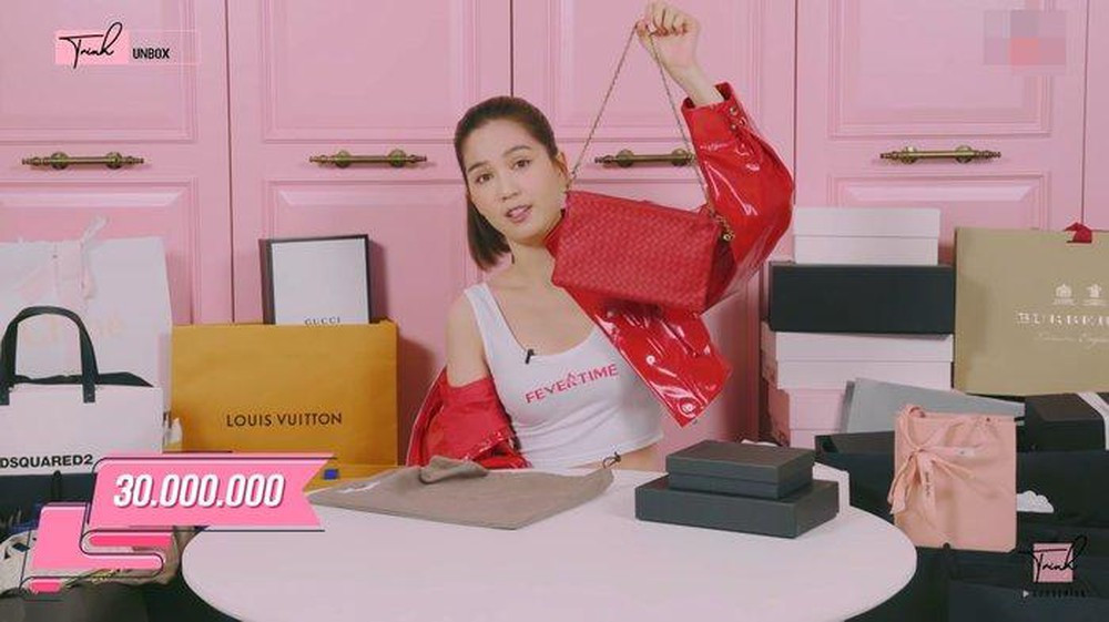 Mới gần đây, Ngọc Trinh đăng Instagram khoe hai túi sách đắt tiền đến từ thương hiệu Bottega Veneta.