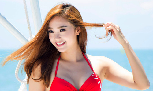 Kiếm được tiền, nữ ca sĩ Minh Hằng chi tiêu rất phóng khoáng. Trong bài phỏng vấn mới nhất với Zing.vn, Minh Hằng tiết lộ cách hâm nóng tình cảm với bạn trai vô cùng đặc biệt: "Chúng tôi đi du lịch, hoặc thỉnh thoảng đặt một nhà hàng chỉ có hai người cùng ăn với nhau". Ảnh: Vnexpress. Video: Minh Hằng chia sẻ về phong cách thời trang. Nguồn: VTC1