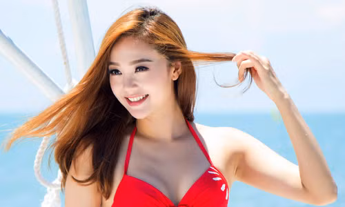 Kiếm được tiền, nữ ca sĩ Minh Hằng chi tiêu rất phóng khoáng. Trong bài phỏng vấn mới nhất với Zing.vn, Minh Hằng tiết lộ cách hâm nóng tình cảm với bạn trai vô cùng đặc biệt: "Chúng tôi đi du lịch, hoặc thỉnh thoảng đặt một nhà hàng chỉ có hai người cùng ăn với nhau". Ảnh: Vnexpress. Video: Minh Hằng chia sẻ về phong cách thời trang. Nguồn: VTC1