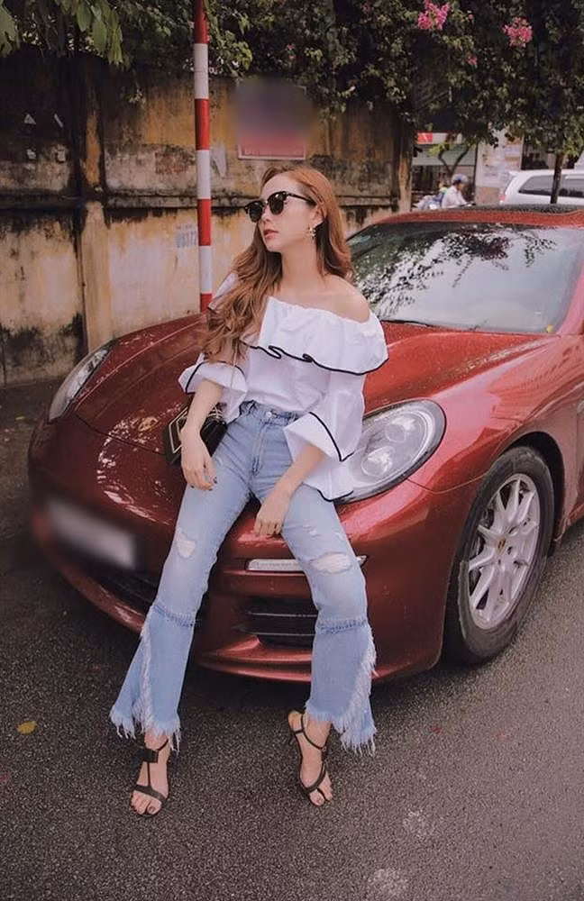 Không chỉ biệt thự triệu đô, ca sĩ Minh Hằng còn tậu chiếc Porsche Panamera hạng sang, mẫu coupe 4 cửa trị giá 6 tỷ đồng vào cuối năm 2014. Ảnh: Internet.