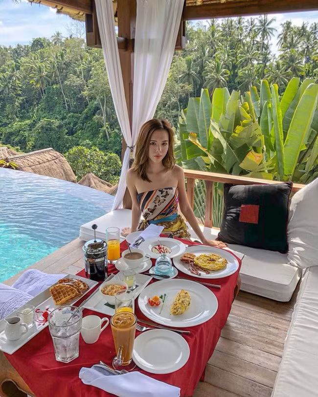 Cuộc sống của Phương Uyên ngập trong đồ hàng hiệu, những chuyến du lịch vòng quanh thế giới và những bữa tiệc sinh nhật xa hoa. Ảnh: Thegioitre.