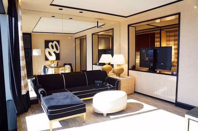 Mỗi năm, Lê Ngọc Phương Uyên đều tổ chức sinh nhật kéo dài trong nhiều ngày. Dịp sinh nhật 23 tuổi, 9X Hà thành thuê phòng của khách sạn cao cấp Encore Las Vegas ở Las Vegas (Mỹ) (giá 9 triệu đồng/1 đêm) trong 4 ngày 3 đêm. Ảnh: Thegioitre.