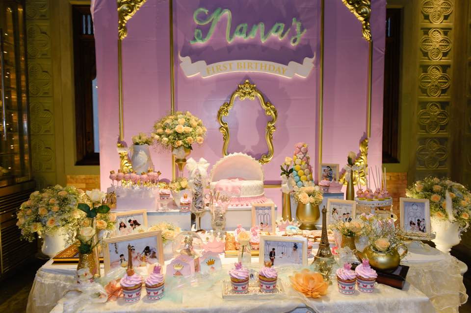 Bữa tiệc sinh nhật ngập tràn bánh và hoa. Ảnh: Vietnamnet.