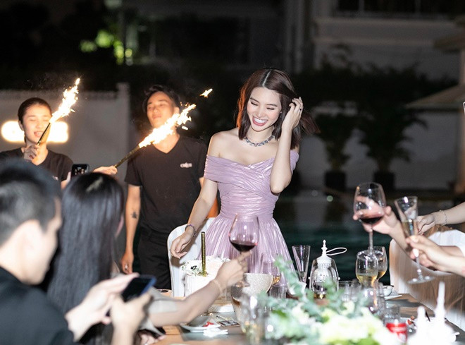 Là chủ nhân chính của bữa tiệc, Jolie Nguyễn xuất hiện trong bộ đầm trễ vai gợi cảm, đeo trang sức tiền tỷ. Ảnh: Dân Việt.