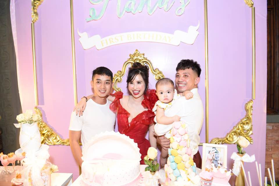 Mừng con gái Nana được 1 tuổi, đại gia Minh Nhựa đã tổ chức một bữa tiệc xa hoa tại nhà hàng sang trọng với nhiều người thân và bạn bè. Ảnh: Vietnamnet.