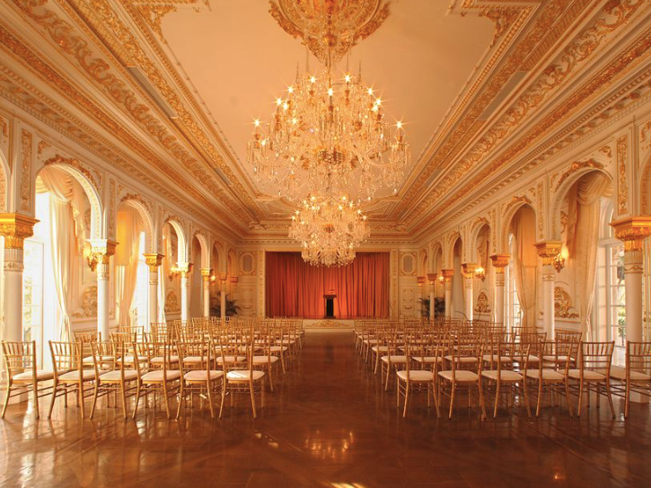 Bên trong dinh thự có phòng khiêu vũ với chỗ chứa đủ chỗ cho 750 người.