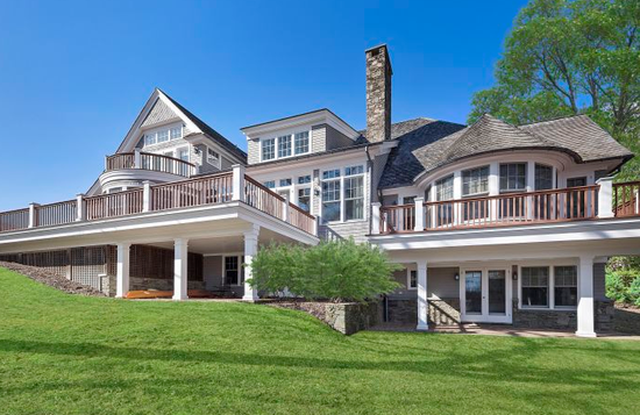 Biệt thự gồm 7 phòng ngủ, 11 phòng tắm, 1 bể bơi và bồn tắm nước nóng, chỉ cách bãi biển vài phút đi bộ.