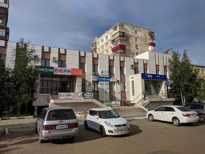 Dù là trung tâm của ngành kim cương Nga, thị trấn Mirny có hệ thống cơ sở hạ tầng khá cũ kỹ. Nhiều tòa nhà và ôtô tại đây mang phong cách của những năm 1950-1960. Ảnh: Business Insider.