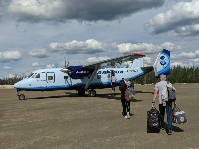 Vì hai mỏ kim cương của Alrosa nằm cách xa Mirny, nhiều người dân của thị trấn này đi làm bằng máy bay với mỗi ca làm kéo dài 2 tuần. Máy bay với 25 chỗ ngồi này bay tới các mỏ khai thác mỗi ngày. Ảnh: Business Insider.