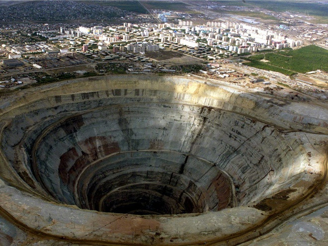 Mirny trở thành thị trấn kim cương từ những năm 1950, là nơi đặt trụ sở của hãng kim cương lớn nhất thế giới và cũng là nơi có một trong những nơi có mỏ kim cương lộ thiên nhân tạo lớn nhất thế giới. Ảnh: Reuters.