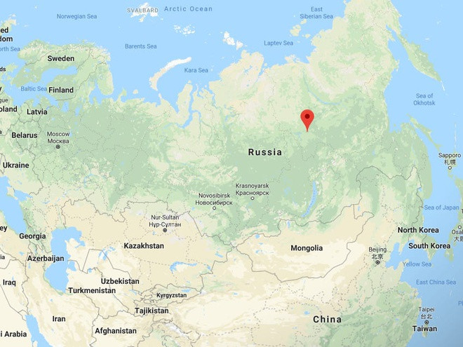 Thị trấn Mirny nằm ở phía đông bắc Siberia, thuộc Cộng &#x1d;hòa Sakha - còn được gọi là Yakutia, Liên bang Nga, cách Vòng Bắc Cực khoảng 450 km. Điểm đặc biệt của thị trấn này là phần lớn dân số làm việc cho một công ty. Đó là Alrosa, hãng kim cương lớn nhất thế giới tính theo sản lượng. Ảnh: Google Maps.