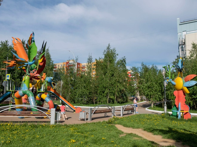 Sân chơi dành cho trẻ em. Alrosa đã đầu tư xây dựng vài sân chơi như thế này tại Mirny. Ảnh: Business Insider.