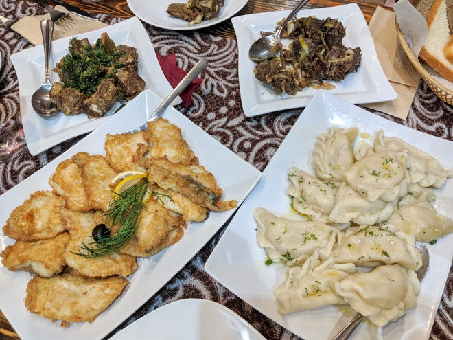 Thị trấn kim cương này có nhiều nhà hàng, phục vụ từ món Yakutia truyền thống cho tới pizza, Thái, sushi. Giá trung bình cho một bữa trưa tại nhà hàng ở đây là khoảng 7-8 USD. Với những người làm việc tại mỏ kim cương, họ có thể ăn tại căng-tin dành cho nhân viên với giá chưa tới 3 USD/bữa trưa. Các loại thịt phổ biến tại Yakutia là thịt bò, tuần lộc, gấu, ngựa và cá đông lạnh thái lát. Ảnh: Business Insider.