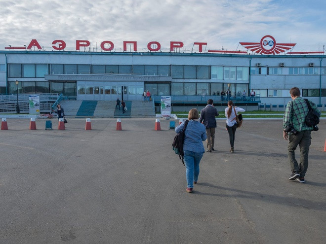 Sân bay Mirny là nơi trung chuyển quan trọng cho hoạt động khai thác kim cương tại khu vực này. Sân bay này chủ yếu nối các chuyến bay từ Mirny tới Moscow, Krasnodar, và Novosibirsk, thành phố lớn nhất tại Siberia. Công ty Alrosa sở hữu hãng hàng không riêng, Alrosa Air, hoạt động chủ yếu qua sân bay này. Ảnh: Business Insider.