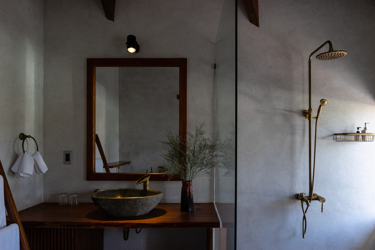 Phòng tắm mộc mạc nhưng không kém phần hiện đại. Nguồn ảnh: Quang Trần.