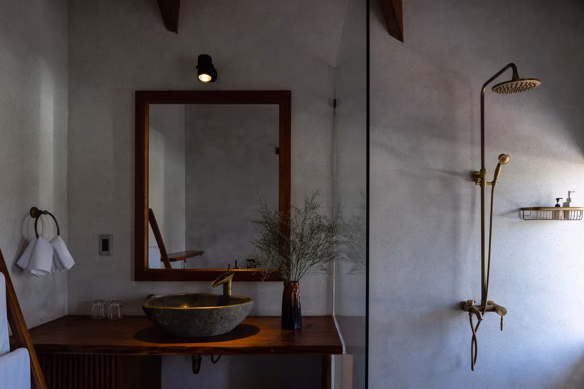 Phòng tắm mộc mạc nhưng không kém phần hiện đại. Nguồn ảnh: Quang Trần.