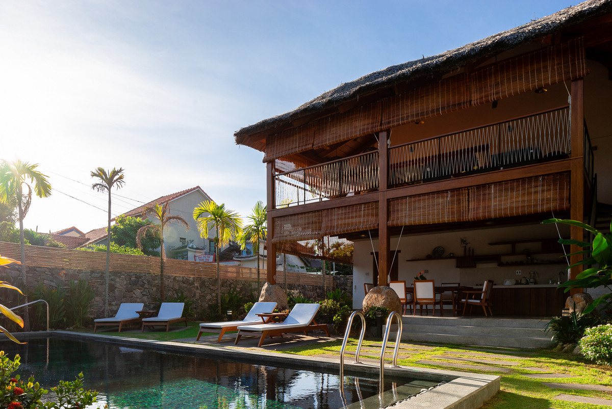 Bên ngoài có bể bơi với không gian thư giãn thoáng đãng.