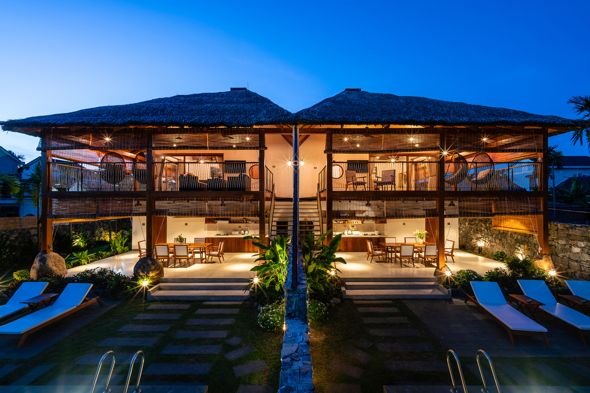 Nằm trên khu đất rộng 600m2 ven sông Hội An (Quảng Nam), căn biệt thự song lập chỉ có diện tích xây dựng 177m2.