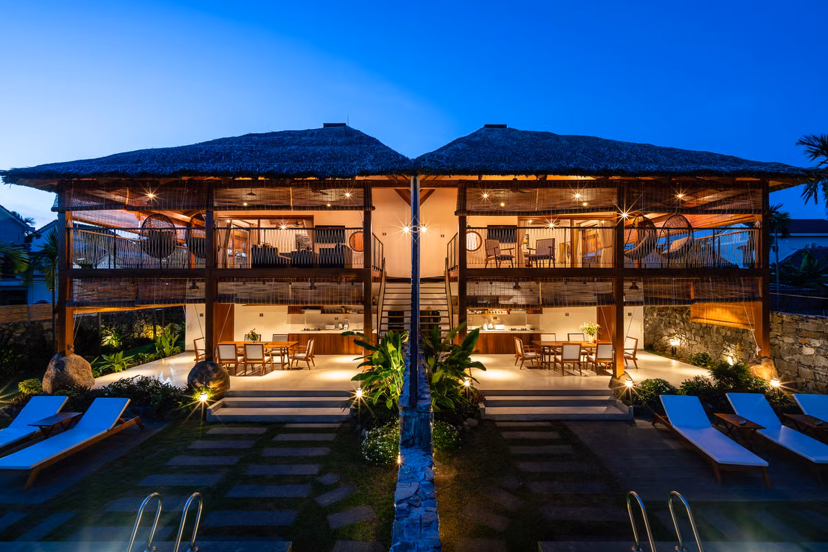 Nằm trên khu đất rộng 600m2 ven sông Hội An (Quảng Nam), căn biệt thự song lập chỉ có diện tích xây dựng 177m2.