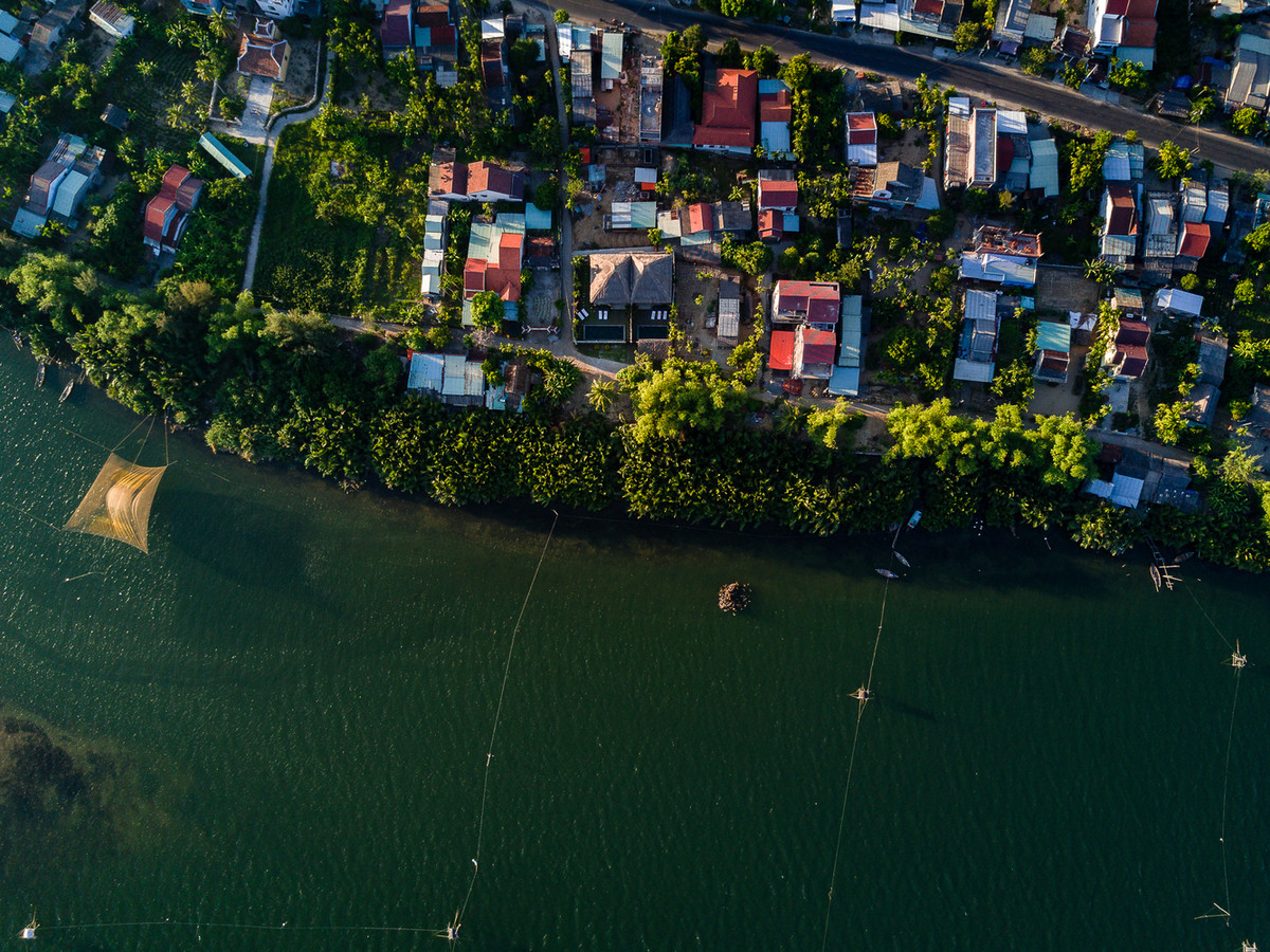 Khung cảnh xung quanh dự án còn hoang sơ, bao quanh bởi rừng dừa nước, vốn là nét đặc trưng bản địa của khu vực này.