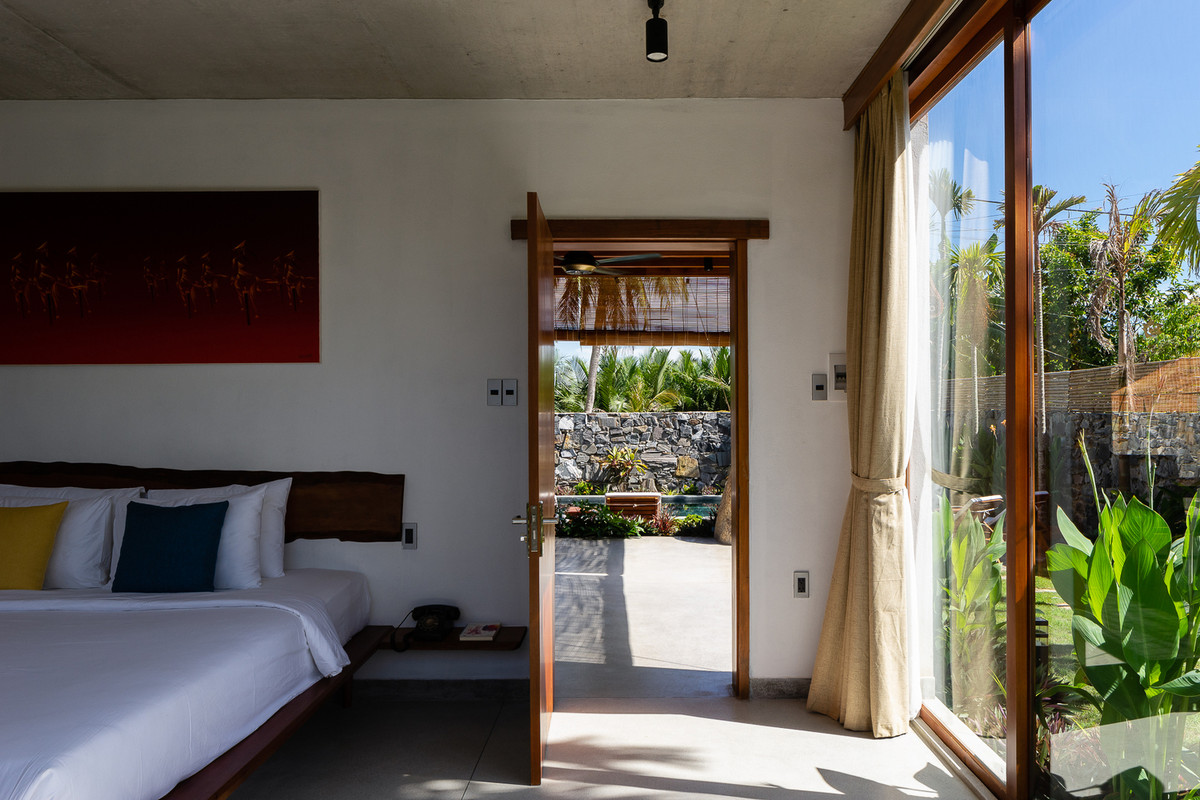 Phòng ngủ ngập ánh nắng.