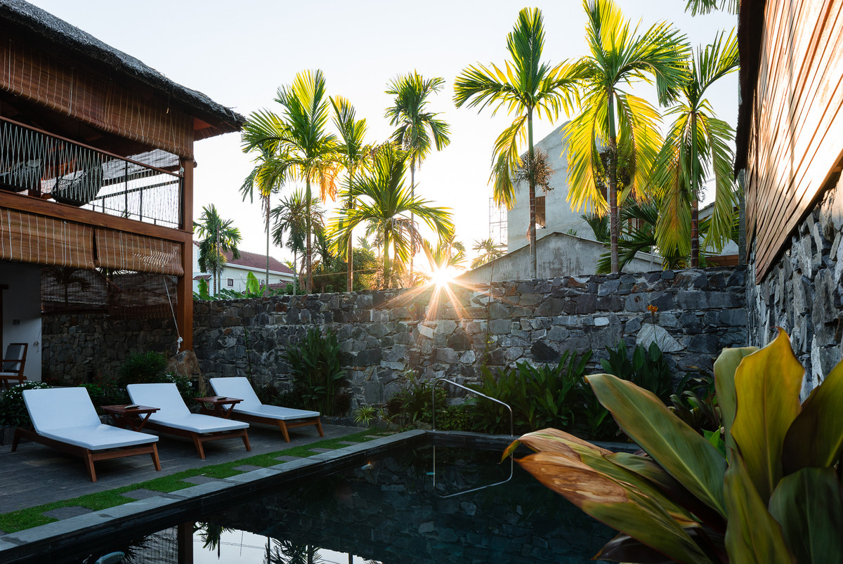 Thêm nữa, căn biệt thự phải đảm bảo phù hợp với khí hậu khắc nghiệt ở Hội An, mùa mưa kéo dài, mùa đông rất lạnh, đặc biệt mưa gió, bão và lụt thường xuyên xảy ra.